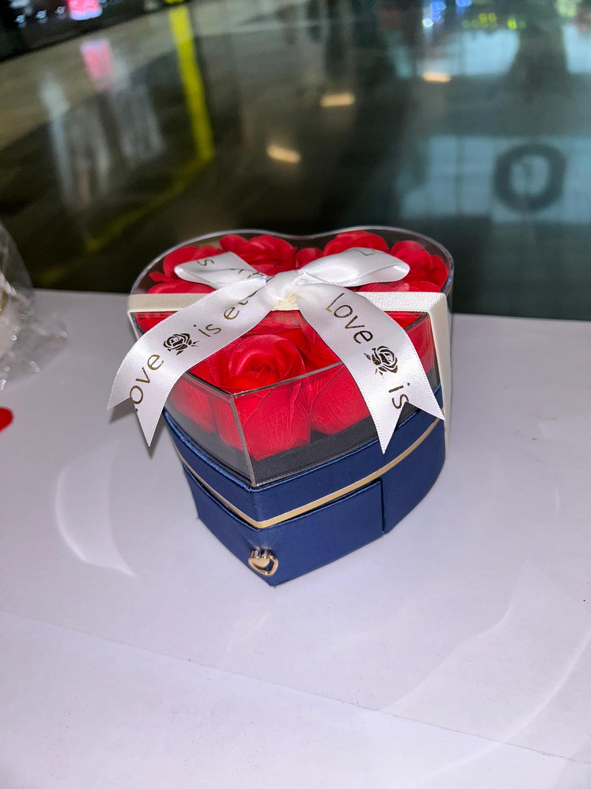 Box Coeur : 12 Roses éternelles de savon avec bijoux personnalisable