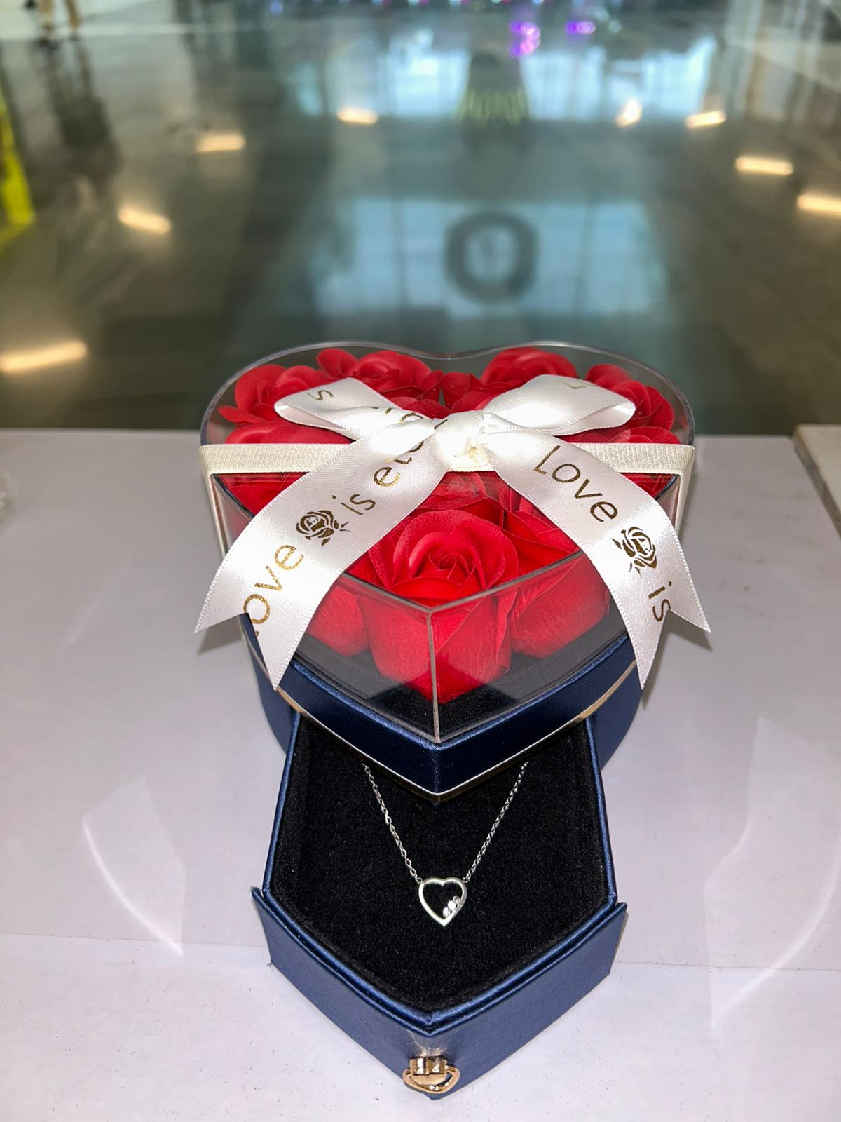 Box Coeur : 12 Roses éternelles de savon avec bijoux personnalisable